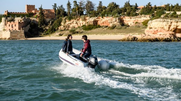 2019-Yamaha-F8-EU-Light_Grey_Metallic-Action-001-03