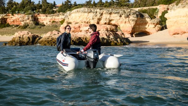 2019-Yamaha-F8-EU-Light_Grey_Metallic-Action-002-03
